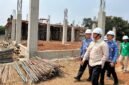 Walikota Depok Supian Suri (kedua dari kanan), Kamis (17/9/2026) meninjau pembangunan Puskesmas Pancoran Mas Baru, di Desa Pancoran Mas, Kecamatan Pancoran Mas, Depok. (Foto: hw)