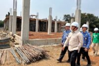 Walikota Depok Supian Suri (kedua dari kanan), Kamis (17/9/2026) meninjau pembangunan Puskesmas Pancoran Mas Baru, di Desa Pancoran Mas, Kecamatan Pancoran Mas, Depok. (Foto: hw)