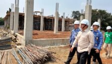 Walikota Depok Supian Suri (kedua dari kanan), Kamis (17/9/2026) meninjau pembangunan Puskesmas Pancoran Mas Baru, di Desa Pancoran Mas, Kecamatan Pancoran Mas, Depok. (Foto: hw)