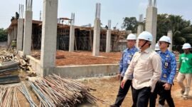 Walikota Depok Supian Suri (kedua dari kanan), Kamis (17/9/2026) meninjau pembangunan Puskesmas Pancoran Mas Baru, di Desa Pancoran Mas, Kecamatan Pancoran Mas, Depok. (Foto: hw)
