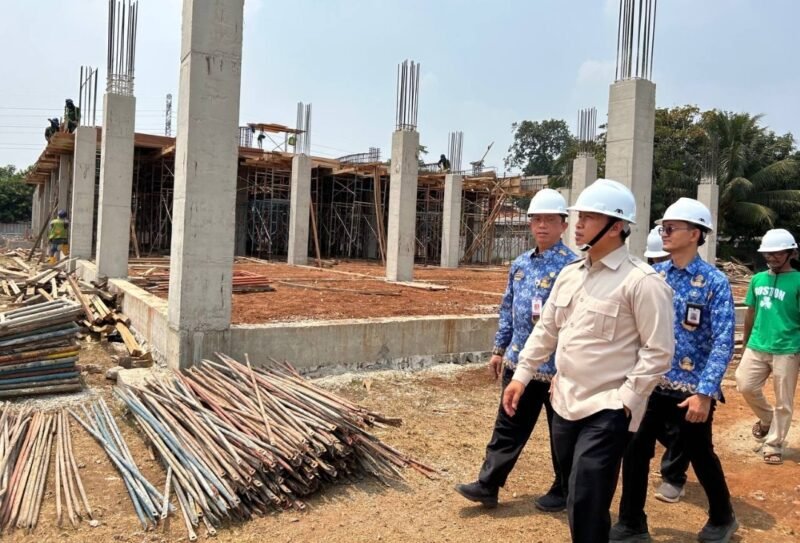 Walikota Depok Supian Suri (kedua dari kanan), Kamis (17/9/2026) meninjau pembangunan Puskesmas Pancoran Mas Baru, di Desa Pancoran Mas, Kecamatan Pancoran Mas, Depok. (Foto: hw)