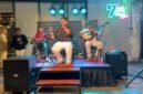 Momen tak terduga dialami bocah multitalenta Shelyn Adlyani saat menemani ibunya, Sherly mengunjungi Hotel Aston Sorong, Papua, pada 19 September 2026. Berniat menyurvei lokasi perayaan ulang tahun sang ibu, Shelyn justru mendapat kesempatan tampil bersama Christo Jay dan Kita Band.