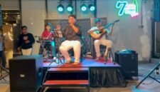 Momen tak terduga dialami bocah multitalenta Shelyn Adlyani saat menemani ibunya, Sherly mengunjungi Hotel Aston Sorong, Papua, pada 19 September 2026. Berniat menyurvei lokasi perayaan ulang tahun sang ibu, Shelyn justru mendapat kesempatan tampil bersama Christo Jay dan Kita Band.