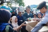 Foto: Pelayanan Humanis, Polisi Berbagi Roti dan Air di Tengah Aksi Unjuk Rasa (UNRAS) di kawasan gedung DPR/MPR RI, Senin (21/9/2026). (Istimewa)