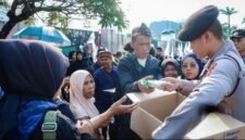 Foto: Pelayanan Humanis, Polisi Berbagi Roti dan Air di Tengah Aksi Unjuk Rasa (UNRAS) di kawasan gedung DPR/MPR RI, Senin (21/9/2026). (Istimewa)