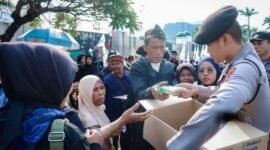 Foto: Pelayanan Humanis, Polisi Berbagi Roti dan Air di Tengah Aksi Unjuk Rasa (UNRAS) di kawasan gedung DPR/MPR RI, Senin (21/9/2026). (Istimewa)