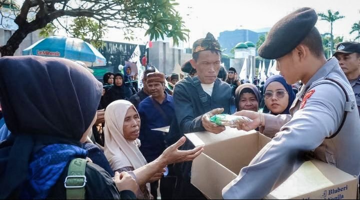 Foto: Pelayanan Humanis, Polisi Berbagi Roti dan Air di Tengah Aksi Unjuk Rasa (UNRAS) di kawasan gedung DPR/MPR RI, Senin (21/9/2026). (Istimewa)