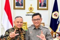 Foto: (kiri) Hendri Yudi, S.H., M.H., alumni Program Pemantapan Nilai-Nilai Kebangsaan (P2NK) Angkatan ke-219 Lemhannas RI, (kanan) Gubernur Lemhannas RI, Dr. H. TB. Ace Hasan Syadzily, M.Si. (Istimewa)