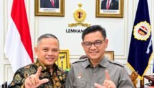 Foto: (kiri) Hendri Yudi, S.H., M.H., alumni Program Pemantapan Nilai-Nilai Kebangsaan (P2NK) Angkatan ke-219 Lemhannas RI, (kanan) Gubernur Lemhannas RI, Dr. H. TB. Ace Hasan Syadzily, M.Si. (Istimewa)