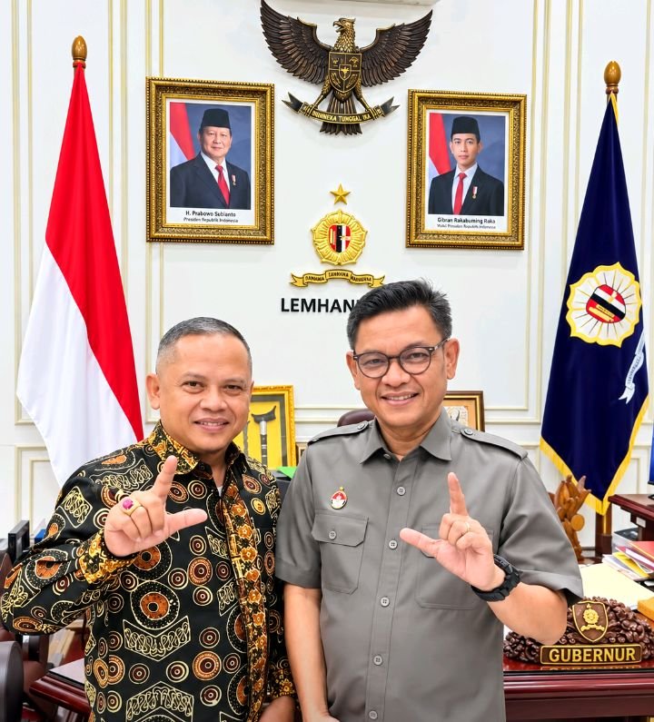 Foto: (kiri) Hendri Yudi, S.H., M.H., alumni Program Pemantapan Nilai-Nilai Kebangsaan (P2NK) Angkatan ke-219 Lemhannas RI, (kanan) Gubernur Lemhannas RI, Dr. H. TB. Ace Hasan Syadzily, M.Si. (Istimewa)