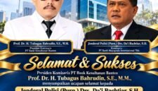 Foto: Presiden Komisaris PT Bank Kesultanan Banten, Prof. Dr. H. Tubagus Bahrudin, S.E., M.M., menyampaikan ucapan selamat kepada mantan Kapolri Jenderal Polisi (Purn.) Drs. Da’i Bachtiar, S.H., atas perubahan posisi dan penunjukannya sebagai Komisaris PT Bank Mayapada Internasional Tbk. (Istimewa)