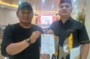 Kuasa hukum Endang Sutisna, Sapto Wibowo peci merah, mendatangi Bareskrim Polri untuk mengadukan dugaan pelanggaran standar operasional prosedur (SOP) dan administrasi dalam penanganan perkara di Polsek Metro Johar Baru, Jakarta Pusat.