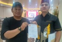 Kuasa hukum Endang Sutisna, Sapto Wibowo peci merah, mendatangi Bareskrim Polri untuk mengadukan dugaan pelanggaran standar operasional prosedur (SOP) dan administrasi dalam penanganan perkara di Polsek Metro Johar Baru, Jakarta Pusat.