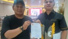 Kuasa hukum Endang Sutisna, Sapto Wibowo peci merah, mendatangi Bareskrim Polri untuk mengadukan dugaan pelanggaran standar operasional prosedur (SOP) dan administrasi dalam penanganan perkara di Polsek Metro Johar Baru, Jakarta Pusat.