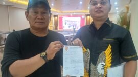 Kuasa hukum Endang Sutisna, Sapto Wibowo peci merah, mendatangi Bareskrim Polri untuk mengadukan dugaan pelanggaran standar operasional prosedur (SOP) dan administrasi dalam penanganan perkara di Polsek Metro Johar Baru, Jakarta Pusat.