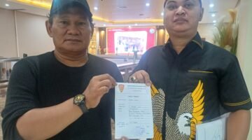Kuasa hukum Endang Sutisna, Sapto Wibowo peci merah, mendatangi Bareskrim Polri untuk mengadukan dugaan pelanggaran standar operasional prosedur (SOP) dan administrasi dalam penanganan perkara di Polsek Metro Johar Baru, Jakarta Pusat.