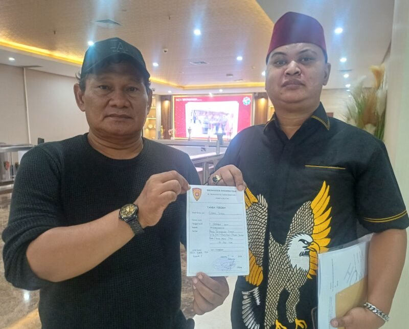 Kuasa hukum Endang Sutisna, Sapto Wibowo peci merah, mendatangi Bareskrim Polri untuk mengadukan dugaan pelanggaran standar operasional prosedur (SOP) dan administrasi dalam penanganan perkara di Polsek Metro Johar Baru, Jakarta Pusat.