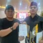 Kuasa hukum Endang Sutisna, Sapto Wibowo peci merah, mendatangi Bareskrim Polri untuk mengadukan dugaan pelanggaran standar operasional prosedur (SOP) dan administrasi dalam penanganan perkara di Polsek Metro Johar Baru, Jakarta Pusat.