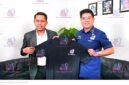 Foto: Dekan Fakultas Hukum Universitas Jayabaya, Assoc. Prof. Dr. Kristiawanto, S.H., M.H. (kanan), bersama Eddy Wijaya berpose sambil memegang kemeja berlogo podcast EdShareOn usai dialog mengenai reformasi hukum dan pendidikan nasional menuju Indonesia Emas 2045, Jakarta, Rabu (21/10/2026). 