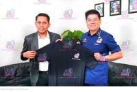 Foto: Dekan Fakultas Hukum Universitas Jayabaya, Assoc. Prof. Dr. Kristiawanto, S.H., M.H. (kanan), bersama Eddy Wijaya berpose sambil memegang kemeja berlogo podcast EdShareOn usai dialog mengenai reformasi hukum dan pendidikan nasional menuju Indonesia Emas 2045, Jakarta, Rabu (21/10/2026). 