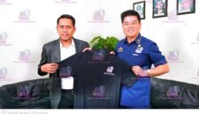 Foto: Dekan Fakultas Hukum Universitas Jayabaya, Assoc. Prof. Dr. Kristiawanto, S.H., M.H. (kanan), bersama Eddy Wijaya berpose sambil memegang kemeja berlogo podcast EdShareOn usai dialog mengenai reformasi hukum dan pendidikan nasional menuju Indonesia Emas 2045, Jakarta, Rabu (21/10/2026).