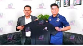Foto: Dekan Fakultas Hukum Universitas Jayabaya, Assoc. Prof. Dr. Kristiawanto, S.H., M.H. (kanan), bersama Eddy Wijaya berpose sambil memegang kemeja berlogo podcast EdShareOn usai dialog mengenai reformasi hukum dan pendidikan nasional menuju Indonesia Emas 2045, Jakarta, Rabu (21/10/2026). 