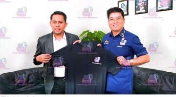 Foto: Dekan Fakultas Hukum Universitas Jayabaya, Assoc. Prof. Dr. Kristiawanto, S.H., M.H. (kanan), bersama Eddy Wijaya berpose sambil memegang kemeja berlogo podcast EdShareOn usai dialog mengenai reformasi hukum dan pendidikan nasional menuju Indonesia Emas 2045, Jakarta, Rabu (21/10/2026).