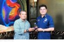 Foto: Kepala Global Kampanye Hutan Indonesia Greenpeace, Kiki Taufik, menerima apresiasi dari perwakilan EdShareOn dalam sebuah pertemuan. Apresiasi tersebut menjadi bagian dari dokumentasi kegiatan yang berkaitan dengan pembahasan isu lingkungan dan kebakaran hutan dan lahan (karhutla) di Indonesia. (28/10/2026).
