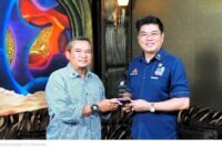 Foto: Kepala Global Kampanye Hutan Indonesia Greenpeace, Kiki Taufik, menerima apresiasi dari perwakilan EdShareOn dalam sebuah pertemuan. Apresiasi tersebut menjadi bagian dari dokumentasi kegiatan yang berkaitan dengan pembahasan isu lingkungan dan kebakaran hutan dan lahan (karhutla) di Indonesia. (28/10/2026).