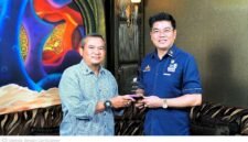 Foto: Kepala Global Kampanye Hutan Indonesia Greenpeace, Kiki Taufik, menerima apresiasi dari perwakilan EdShareOn dalam sebuah pertemuan. Apresiasi tersebut menjadi bagian dari dokumentasi kegiatan yang berkaitan dengan pembahasan isu lingkungan dan kebakaran hutan dan lahan (karhutla) di Indonesia. (28/10/2026).