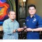 Foto: Kepala Global Kampanye Hutan Indonesia Greenpeace, Kiki Taufik, menerima apresiasi dari perwakilan EdShareOn dalam sebuah pertemuan. Apresiasi tersebut menjadi bagian dari dokumentasi kegiatan yang berkaitan dengan pembahasan isu lingkungan dan kebakaran hutan dan lahan (karhutla) di Indonesia. (28/10/2026).
