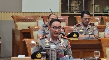 Komjen Pol Suyudi Ario Seto selangkah lagi memimpin Korps Bhayangkara. Komisi III DPR RI secara aklamasi menyetujui Kepala Badan Narkotika Nasional (BNN) itu sebagai calon Kapolri untuk menggantikan Jenderal Pol. Listyo Sigit Prabowo.