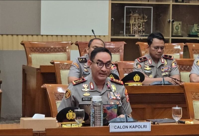 Komjen Pol Suyudi Ario Seto selangkah lagi memimpin Korps Bhayangkara. Komisi III DPR RI secara aklamasi menyetujui Kepala Badan Narkotika Nasional (BNN) itu sebagai calon Kapolri untuk menggantikan Jenderal Pol. Listyo Sigit Prabowo.
