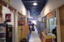Foto: Sejumlah kios di Pasar Jambu Dua, Kota Bogor, terlihat belum ramai aktivitas perdagangan. Kondisi lorong pasar tampak lengang dengan sejumlah kios masih tertutup, sementara beberapa pedagang tetap berjualan melayani pembeli yang datang.