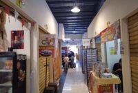 Foto: Sejumlah kios di Pasar Jambu Dua, Kota Bogor, terlihat belum ramai aktivitas perdagangan. Kondisi lorong pasar tampak lengang dengan sejumlah kios masih tertutup, sementara beberapa pedagang tetap berjualan melayani pembeli yang datang.