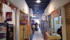 Foto: Sejumlah kios di Pasar Jambu Dua, Kota Bogor, terlihat belum ramai aktivitas perdagangan. Kondisi lorong pasar tampak lengang dengan sejumlah kios masih tertutup, sementara beberapa pedagang tetap berjualan melayani pembeli yang datang.