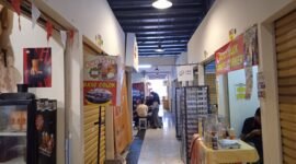 Foto: Sejumlah kios di Pasar Jambu Dua, Kota Bogor, terlihat belum ramai aktivitas perdagangan. Kondisi lorong pasar tampak lengang dengan sejumlah kios masih tertutup, sementara beberapa pedagang tetap berjualan melayani pembeli yang datang.