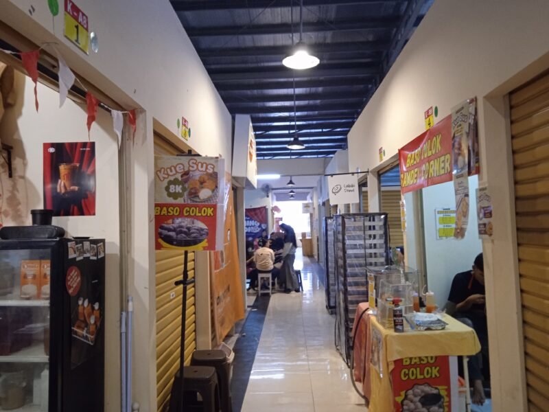 Foto: Sejumlah kios di Pasar Jambu Dua, Kota Bogor, terlihat belum ramai aktivitas perdagangan. Kondisi lorong pasar tampak lengang dengan sejumlah kios masih tertutup, sementara beberapa pedagang tetap berjualan melayani pembeli yang datang.