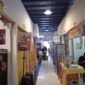 Foto: Sejumlah kios di Pasar Jambu Dua, Kota Bogor, terlihat belum ramai aktivitas perdagangan. Kondisi lorong pasar tampak lengang dengan sejumlah kios masih tertutup, sementara beberapa pedagang tetap berjualan melayani pembeli yang datang.