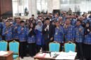 Foto: Wakil Wali Kota Administrasi Jakarta Timur Kusmanto bersama jajaran Pemerintah Kota Administrasi Jakarta Timur berfoto bersama para Pegawai Pemerintah dengan Perjanjian Kerja (PPPK) Guru usai penandatanganan perpanjangan perjanjian kerja di Kantor Wali Kota Jakarta Timur, Kamis (1/10/2026).sm
