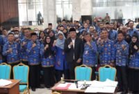Foto: Wakil Wali Kota Administrasi Jakarta Timur Kusmanto bersama jajaran Pemerintah Kota Administrasi Jakarta Timur berfoto bersama para Pegawai Pemerintah dengan Perjanjian Kerja (PPPK) Guru usai penandatanganan perpanjangan perjanjian kerja di Kantor Wali Kota Jakarta Timur, Kamis (1/10/2026).sm