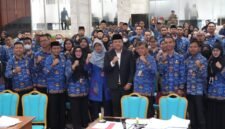 Foto: Wakil Wali Kota Administrasi Jakarta Timur Kusmanto bersama jajaran Pemerintah Kota Administrasi Jakarta Timur berfoto bersama para Pegawai Pemerintah dengan Perjanjian Kerja (PPPK) Guru usai penandatanganan perpanjangan perjanjian kerja di Kantor Wali Kota Jakarta Timur, Kamis (1/10/2026).sm