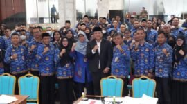 Foto: Wakil Wali Kota Administrasi Jakarta Timur Kusmanto bersama jajaran Pemerintah Kota Administrasi Jakarta Timur berfoto bersama para Pegawai Pemerintah dengan Perjanjian Kerja (PPPK) Guru usai penandatanganan perpanjangan perjanjian kerja di Kantor Wali Kota Jakarta Timur, Kamis (1/10/2026).sm
