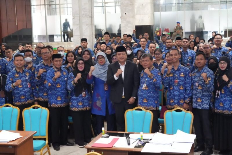 Foto: Wakil Wali Kota Administrasi Jakarta Timur Kusmanto bersama jajaran Pemerintah Kota Administrasi Jakarta Timur berfoto bersama para Pegawai Pemerintah dengan Perjanjian Kerja (PPPK) Guru usai penandatanganan perpanjangan perjanjian kerja di Kantor Wali Kota Jakarta Timur, Kamis (1/10/2026).sm