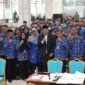 Foto: Wakil Wali Kota Administrasi Jakarta Timur Kusmanto bersama jajaran Pemerintah Kota Administrasi Jakarta Timur berfoto bersama para Pegawai Pemerintah dengan Perjanjian Kerja (PPPK) Guru usai penandatanganan perpanjangan perjanjian kerja di Kantor Wali Kota Jakarta Timur, Kamis (1/10/2026).sm
