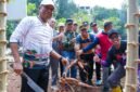 Foto: Wali Kota Administrasi Jakarta Timur Munjirin bersama warga memanen singkong di lingkungan RW 09, Jalan Radar Utara, Pangkalan Jati, Kelurahan Cipinang Melayu, Kecamatan Makasar, Jakarta Timur, Jumat (2/10/2026).