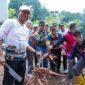 Foto: Wali Kota Administrasi Jakarta Timur Munjirin bersama warga memanen singkong di lingkungan RW 09, Jalan Radar Utara, Pangkalan Jati, Kelurahan Cipinang Melayu, Kecamatan Makasar, Jakarta Timur, Jumat (2/10/2026).