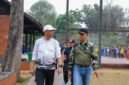 Foto: Wali Kota Administrasi Jakarta Timur Munjirin meninjau pelaksanaan kegiatan Gerebek Lumpur di kawasan Kali Sunter, RW 09 Radar Utara, Kelurahan Cipinang Melayu, Kecamatan Makasar, Jakarta Timur, Jumat (2/10/2026).