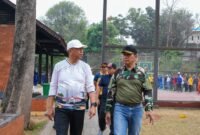 Foto: Wali Kota Administrasi Jakarta Timur Munjirin meninjau pelaksanaan kegiatan Gerebek Lumpur di kawasan Kali Sunter, RW 09 Radar Utara, Kelurahan Cipinang Melayu, Kecamatan Makasar, Jakarta Timur, Jumat (2/10/2026).
