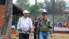 Foto: Wali Kota Administrasi Jakarta Timur Munjirin meninjau pelaksanaan kegiatan Gerebek Lumpur di kawasan Kali Sunter, RW 09 Radar Utara, Kelurahan Cipinang Melayu, Kecamatan Makasar, Jakarta Timur, Jumat (2/10/2026).
